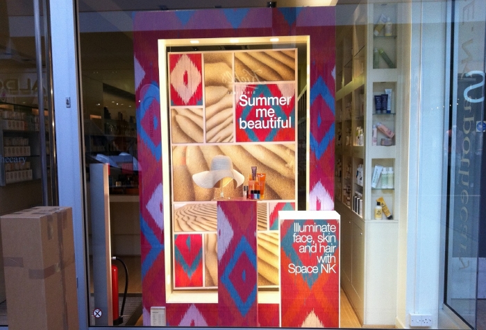 Point of sale displays attention